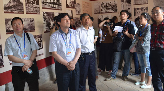 采訪團(tuán)成員走進(jìn)八路軍紀(jì)念館