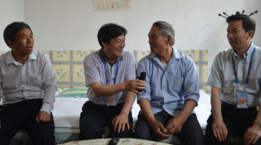 中央臺(tái)記者走進(jìn)磚壁村農(nóng)戶調(diào)查采訪