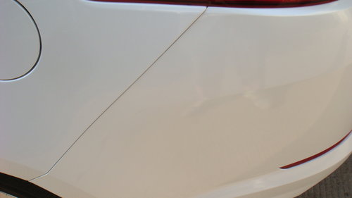 白色汽車護理技巧 車身發(fā)黃可嘗試拋光