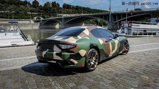 瑪莎拉蒂經(jīng)典跑車改裝 全身換上風騷迷彩裝(3)