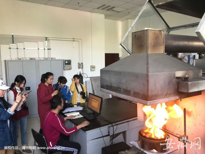 正在進(jìn)行的油脂燃燒特性實(shí)驗(yàn)