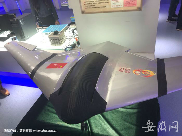 中科大大學(xué)生團(tuán)隊(duì)發(fā)明的可垂直起降的變結(jié)構(gòu)固定翼飛行器