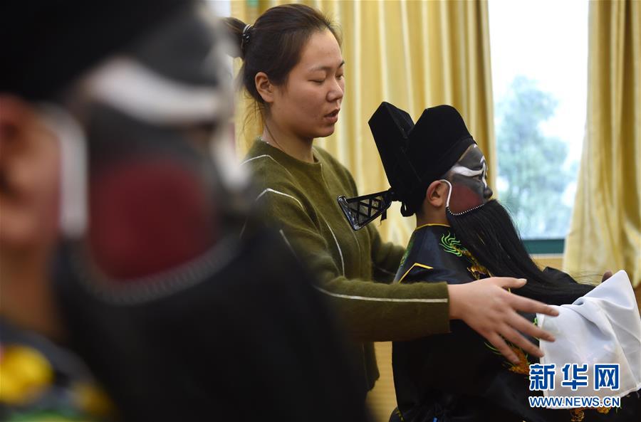 ���լ����������M(j��n)У�@ ��������߅