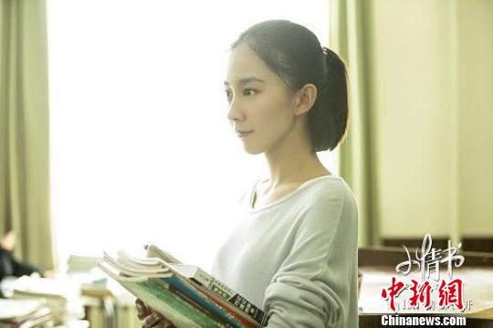 何潔獻(xiàn)唱電影《小情書(shū)》真實(shí)高考青春故事引共鳴