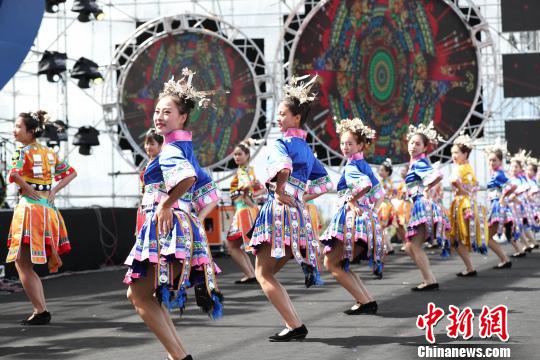 全國30余支風(fēng)箏隊齊聚貴州興仁共慶苗族“八月八”