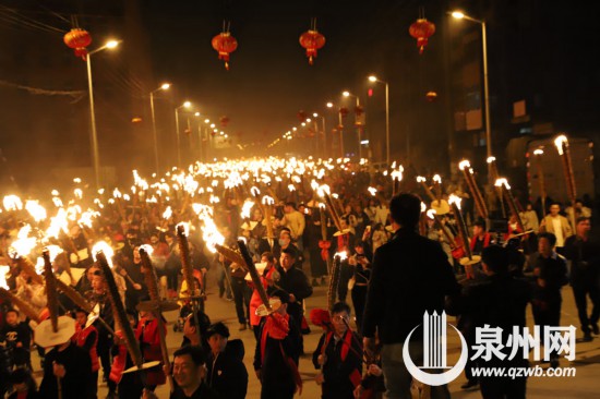 晉江山前村“火把節(jié)”巡游 數(shù)千村民匯成千米“火龍”