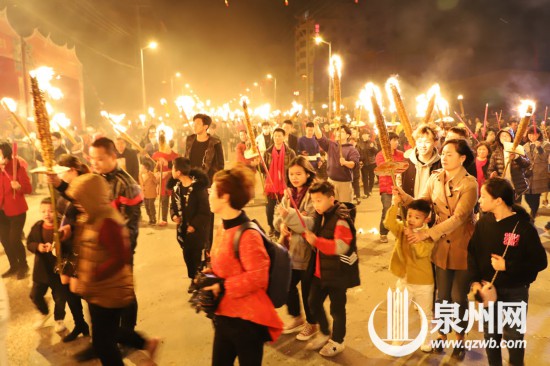 晉江山前村“火把節(jié)”巡游 數(shù)千村民匯成千米“火龍”