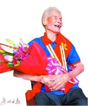 廣東九旬抗戰(zhàn)老兵失獨(dú)子 兒媳不離不棄照料15載