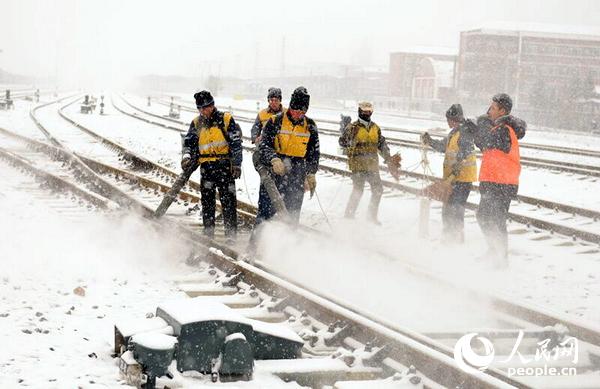 長(zhǎng)琿高鐵迎首場(chǎng)風(fēng)雪 鐵路部門(mén)全力除雪保障暢通
