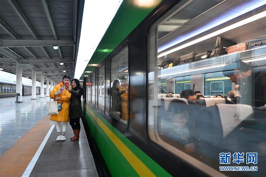 (社會(huì))(3)蘭渝鐵路開(kāi)行時(shí)速160公里“復(fù)興號(hào)”動(dòng)車組