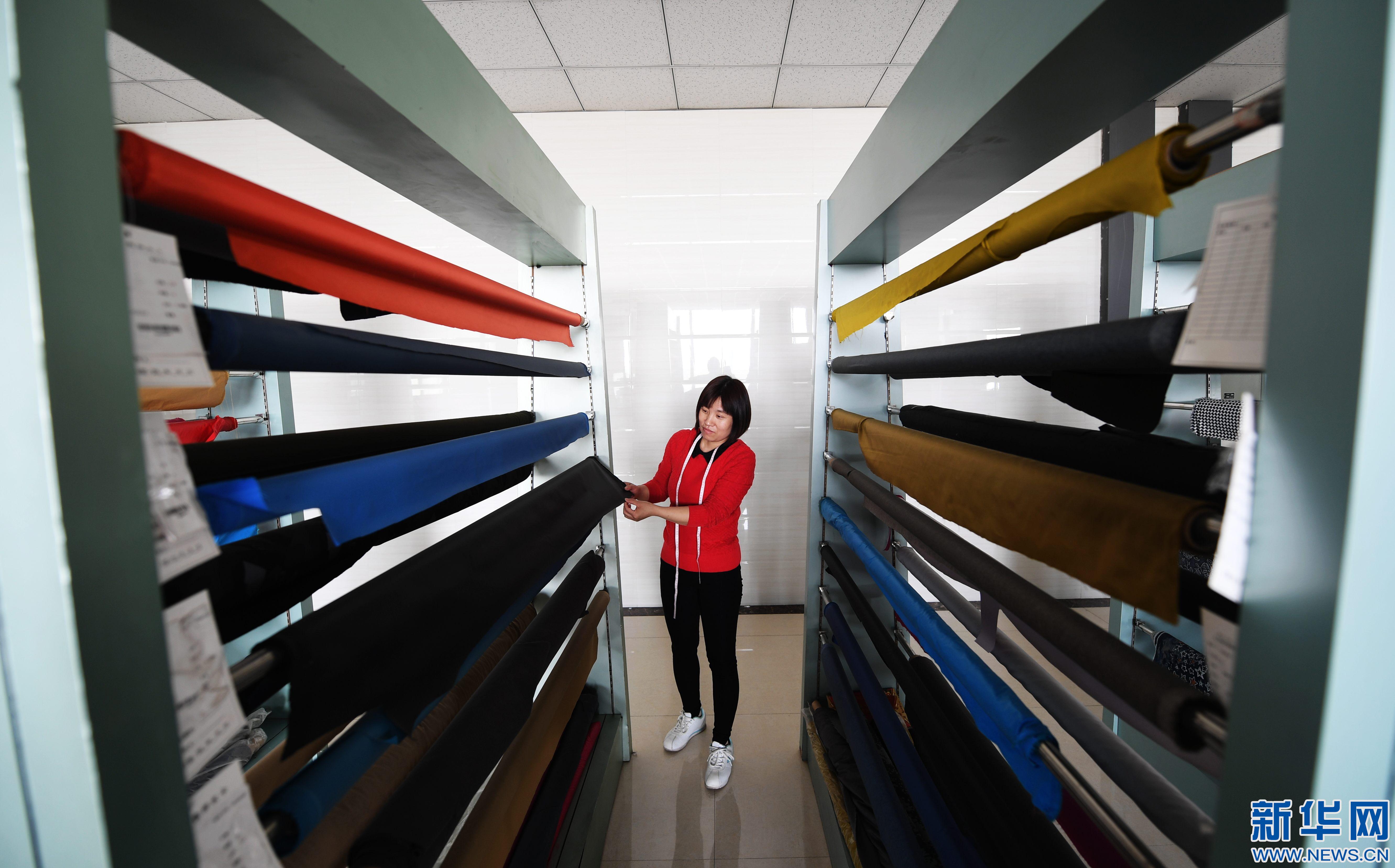 河北容城:產(chǎn)業(yè)升級(jí)助力服裝企業(yè)煥發(fā)新活力 河北容城:產(chǎn)業(yè)升級(jí)助力服裝企業(yè)煥發(fā)新活力