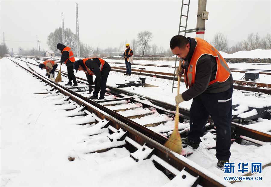 (社會(huì))(1)河北淶源:掃雪保暢通