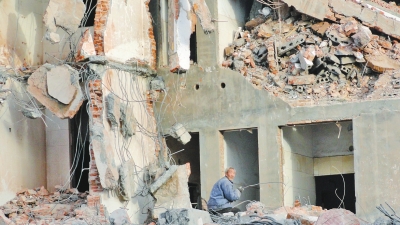 鄭州拆遷工地殘壁下有人冒險(xiǎn)拾鋼筋“淘金”