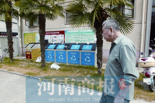 河南首個(gè)智能垃圾分類設(shè)備亮相鄭州 需根據(jù)種類先掃碼