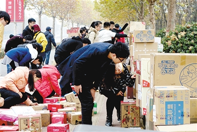 “雙11”過后,快遞包裹擠爆大學(xué)校園 鄭大共消費(fèi)3510萬元