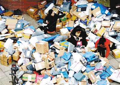 “雙11”過后,快遞包裹擠爆大學(xué)校園 鄭大共消費(fèi)3510萬元