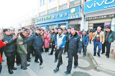 修手機起爭執(zhí) 開封男子持射釘“槍”行兇致4個月大嬰兒死亡