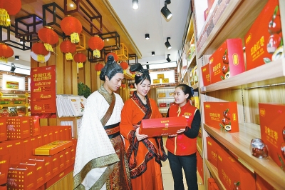 鄭州姑娘扮羋月征婚 攜準(zhǔn)女婿“子歇”選購上門禮