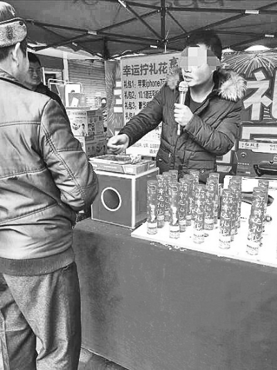 信陽街頭現(xiàn)騙人新套路 高價(jià)售賣低端電子產(chǎn)品