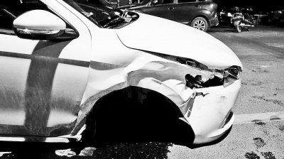 鄭州無牌新車連撞兩車 車主事發(fā)后離開現(xiàn)場