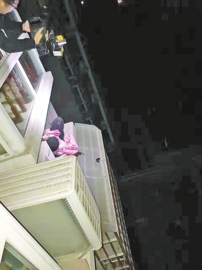 老賴為躲避法院執(zhí)行 身裹被單藏身5樓空調(diào)外機(jī)平臺