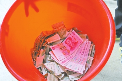 投幣幾千元在新鄉(xiāng)乘公交 哥們兒你這是咋了?