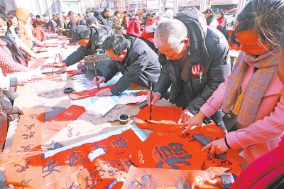 鄭州春聯(lián)定制現(xiàn)場(chǎng)年味兒濃 還有多種民俗文化展演