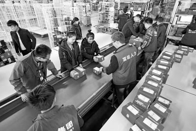 鄭州:雙11快遞公司包裹激增 學(xué)生兼職分揀快件