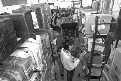 鄭州:雙11快遞公司包裹激增 學(xué)生兼職分揀快件