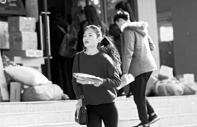 鄭州:雙11快遞公司包裹激增 學(xué)生兼職分揀快件