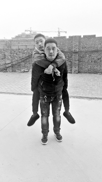 濮陽16歲男孩身患?xì)埣矡o法走路 想就近上高中遭拒收