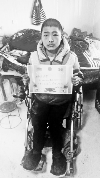 濮陽16歲男孩身患?xì)埣矡o法走路 想就近上高中遭拒收