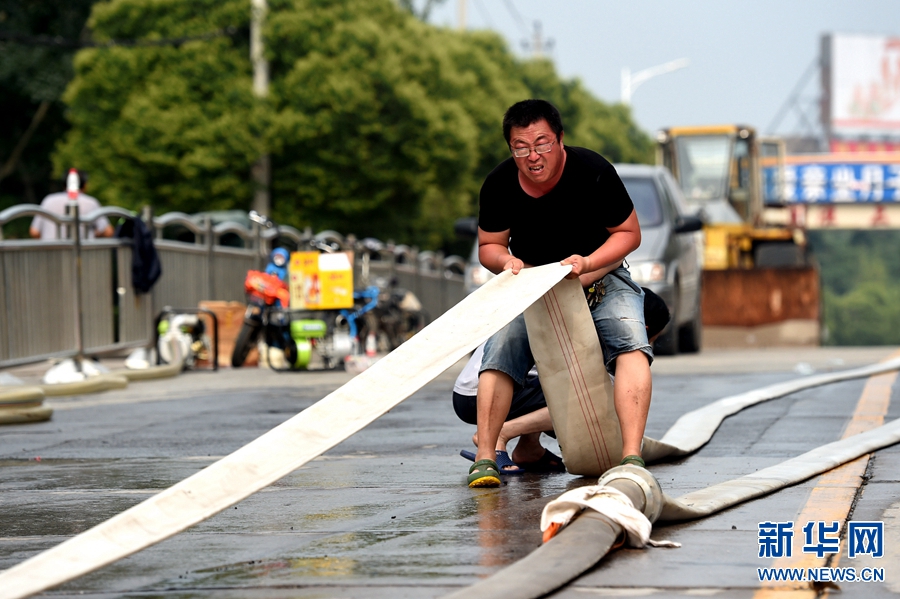 河南安陽積極應(yīng)對(duì)城市內(nèi)澇災(zāi)害 河南安陽積極應(yīng)對(duì)城市內(nèi)澇災(zāi)害