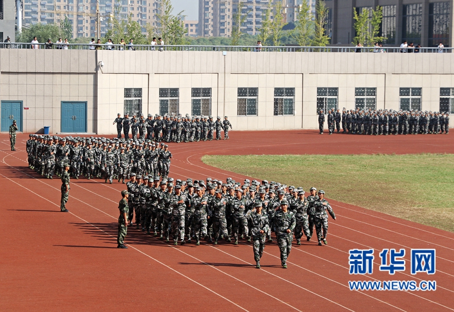 河南財(cái)大舉行新生軍訓(xùn)總結(jié)會(huì) 河南財(cái)大舉行新生軍訓(xùn)總結(jié)會(huì)