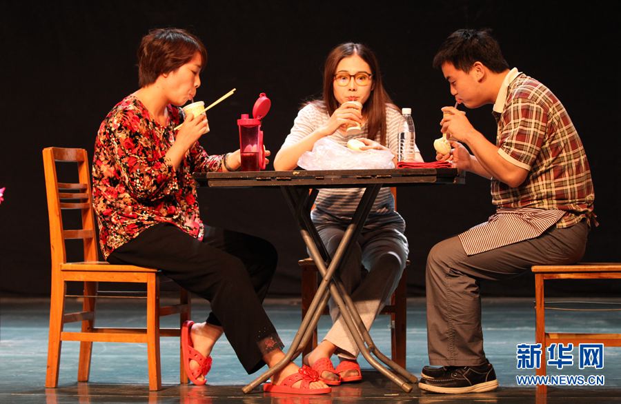 “金刺猬”獎(jiǎng)話劇《當(dāng)歸》在許昌精彩上演 “金刺猬”獎(jiǎng)話劇《當(dāng)歸》在許昌精彩上演