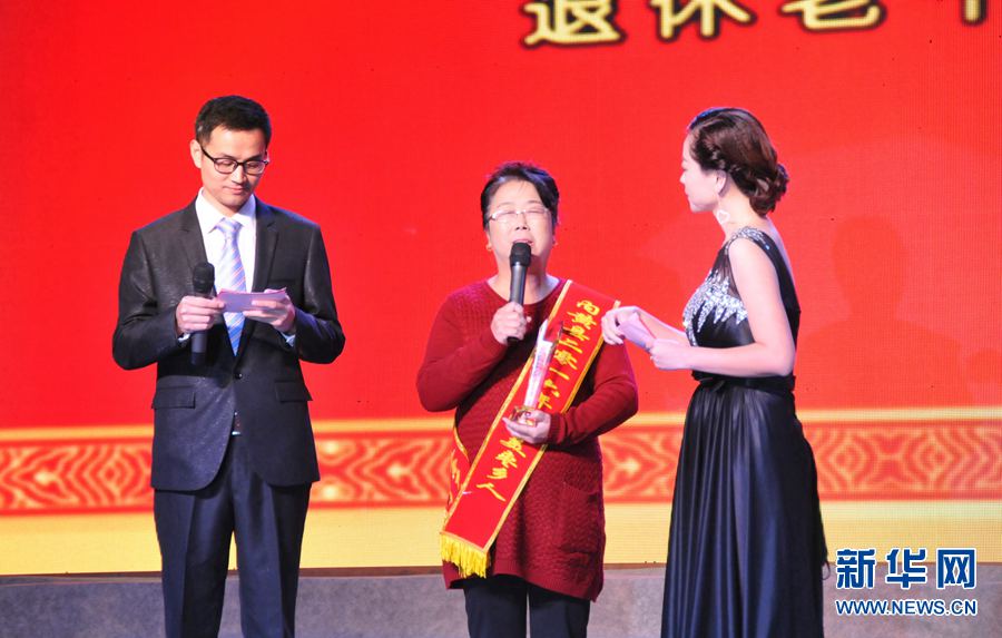 河南省內(nèi)黃縣為道德模范頒獎(jiǎng) 河南省內(nèi)黃縣為道德模范頒獎(jiǎng)