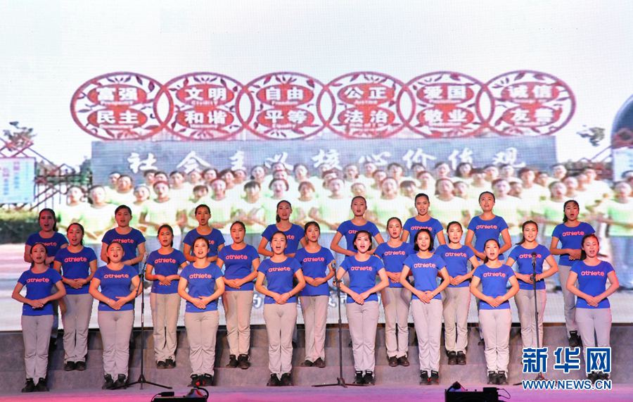 河南省內(nèi)黃縣為道德模范頒獎(jiǎng) 河南省內(nèi)黃縣為道德模范頒獎(jiǎng)