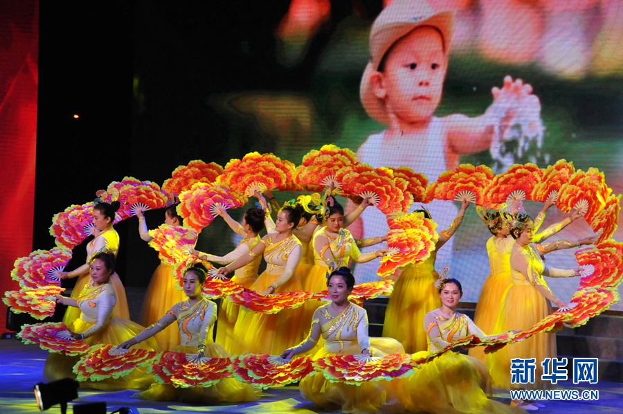 河南省內(nèi)黃縣為道德模范頒獎(jiǎng) 河南省內(nèi)黃縣為道德模范頒獎(jiǎng)