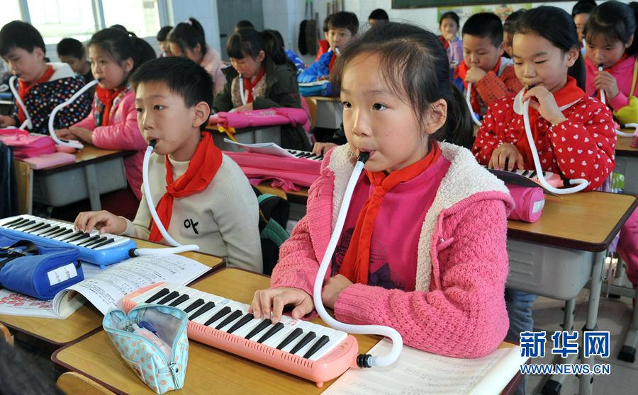 鄭州:多彩課堂 琴聲悠揚(yáng) 鄭州:多彩課堂 琴聲悠揚(yáng)