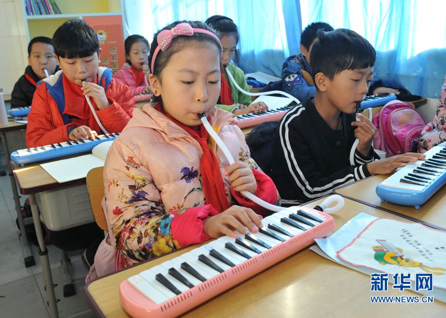 鄭州:多彩課堂 琴聲悠揚(yáng) 鄭州:多彩課堂 琴聲悠揚(yáng)