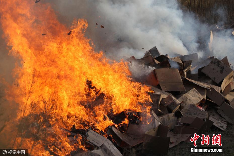 河南許昌銷毀非法煙花爆竹300余件 河南許昌銷毀非法煙花爆竹300余件