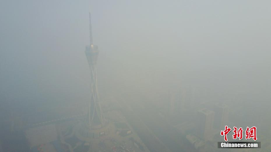 鄭州遭遇重度霧霾 城市地標(biāo)紛紛“隱身” 鄭州遭遇重度霧霾 城市地標(biāo)紛紛“隱身”