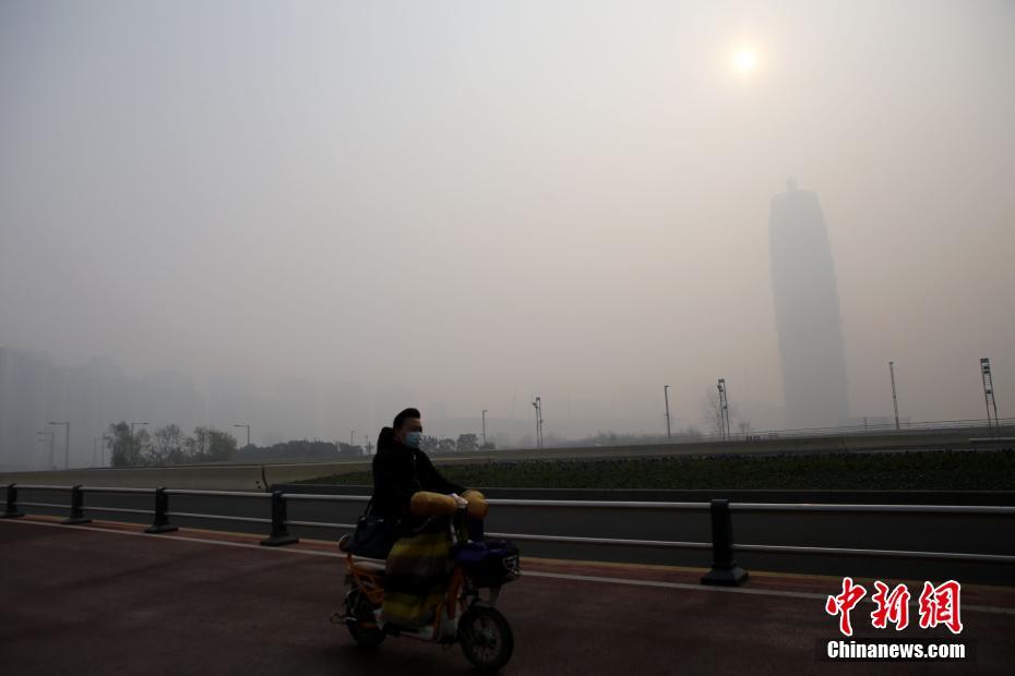 鄭州遭遇重度霧霾 城市地標(biāo)紛紛“隱身” 鄭州遭遇重度霧霾 城市地標(biāo)紛紛“隱身”