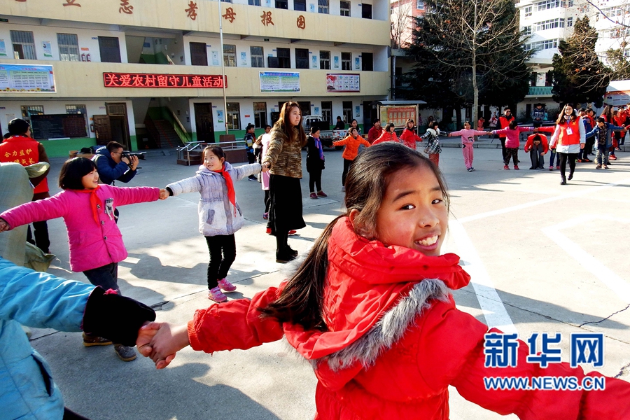 河南洛陽(yáng):寒冬為山區(qū)留守兒童送暖 河南洛陽(yáng):寒冬為山區(qū)留守兒童送暖