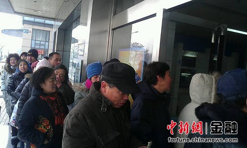 馬年紀念幣今發(fā)行場面火爆中國大媽多次排隊搶購