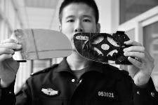 賊留字條:后視鏡在我這兒 民警留字條:賊在派出所