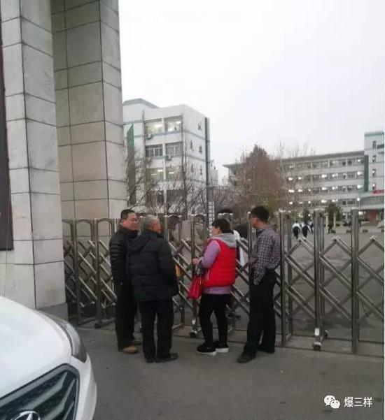 中學(xué)推平板教學(xué)收280萬(wàn)元 學(xué)生排隊(duì)催家長(zhǎng)送錢 中學(xué)推平板教學(xué)收280萬(wàn)元 學(xué)生排隊(duì)催家長(zhǎng)送錢