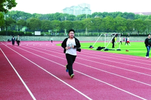 為捐造血干細(xì)胞 95后大學(xué)生每天跑操場(chǎng)10圈