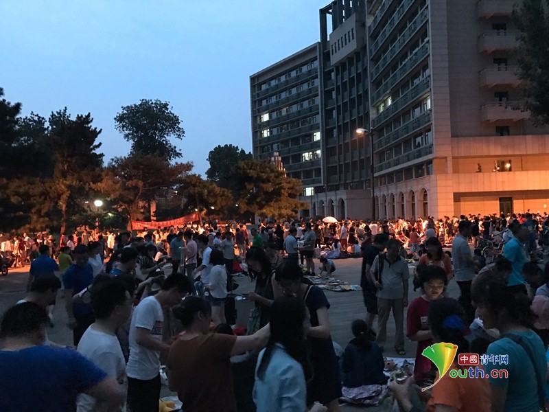 大學(xué)畢業(yè)季跳蚤市場(chǎng)火爆 大媽3元“強(qiáng)買(mǎi)”400元衣服