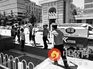 藏快遞車(chē)混入清華